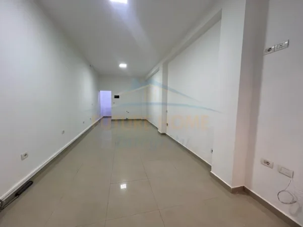 Tirane, jepet me qera dyqan Kati 0, 40 m² 530 € (Ish Ekspozita)