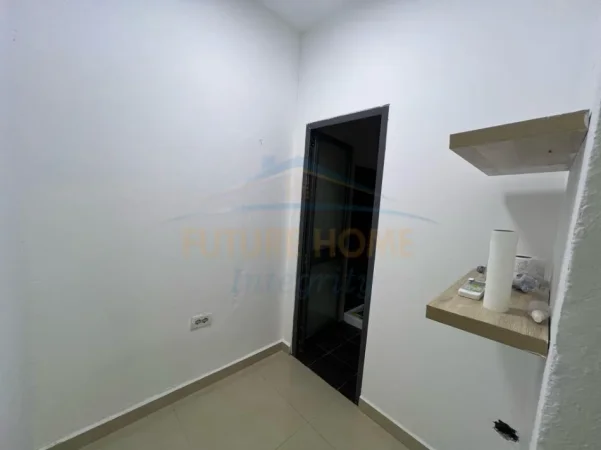 Tirane, jepet me qera dyqan Kati 0, 40 m² 530 € (Ish Ekspozita)
