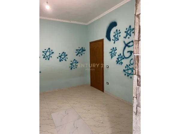 Durres, jepet me qera ambjent biznesi Kati 2, 200 m² 220 € (Sukth i Ri)