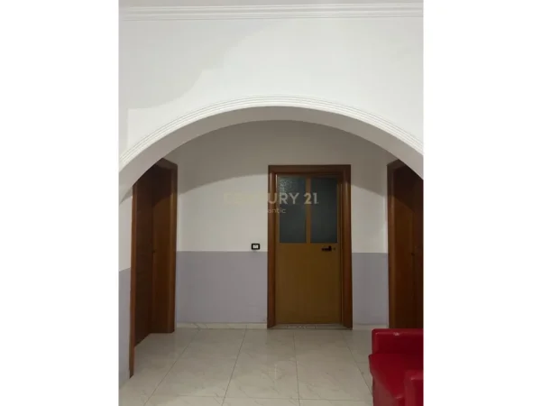 Durres, jepet me qera ambjent biznesi Kati 2, 200 m² 220 € (Sukth i Ri)