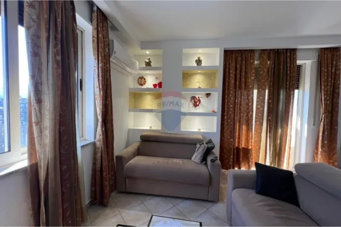 Tirane, jepet me qera apartament 2+1 Kati 10, 140 m² 750 € 