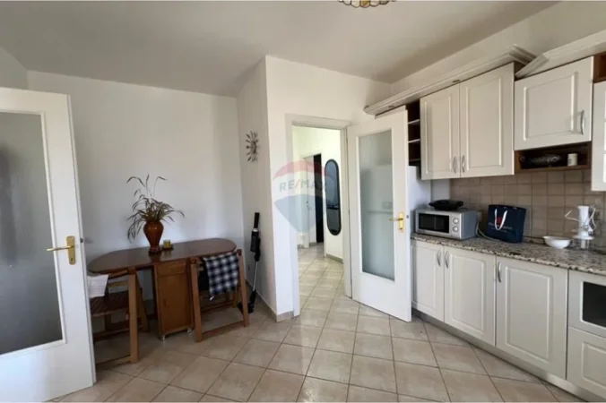 Tirane, jepet me qera apartament 2+1 Kati 10, 140 m² 750 € 