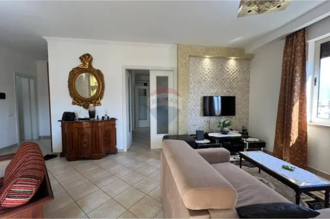 Tirane, jepet me qera apartament 2+1 Kati 10, 140 m² 750 € 