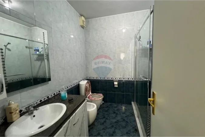 Tirane, jepet me qera apartament 2+1 Kati 10, 140 m² 750 € 