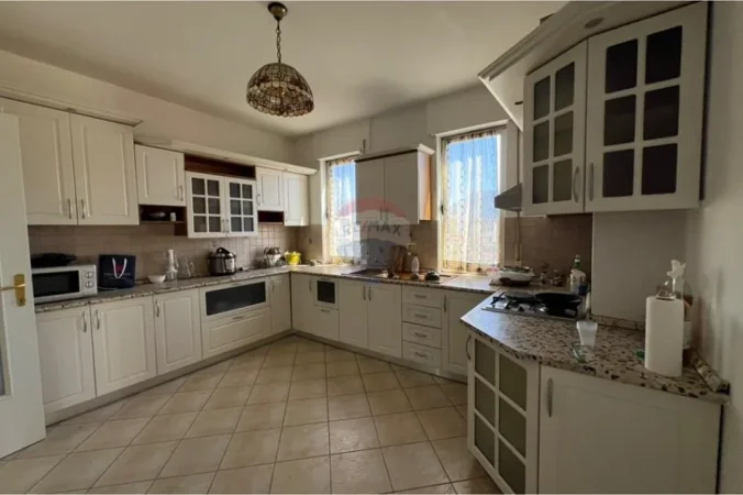 Tirane, jepet me qera apartament 2+1 Kati 10, 140 m² 750 € 