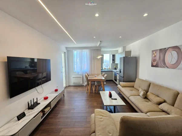 Tirane, jepet me qera apartament 2+1 Kati 7, 100 m² 1.000 € (mine peza)
