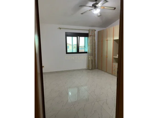 Durres, jepet me qera apartament 2+1+Ballkon Kati 3, 308 m² 360 € (Sukth i Ri)