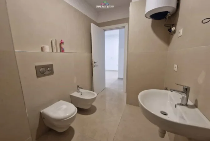 Tirane, jepet me qera zyre Kati 3, 66 m² 570 € (kongresi manastirit)