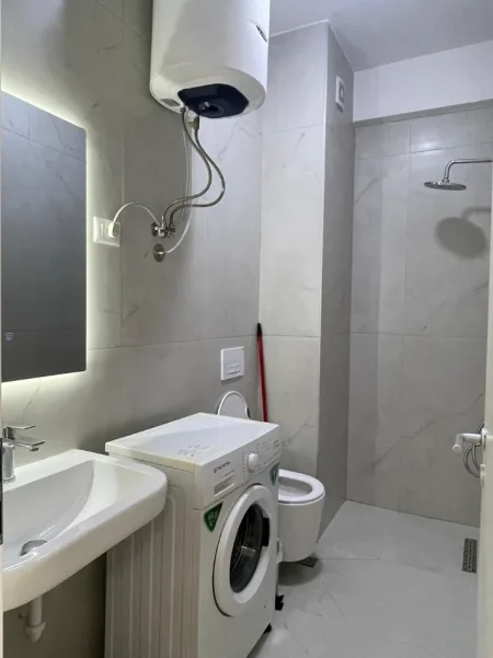 Tirane, jepet me qera apartament 1+1+Ballkon Kati 8, 47 m² 470 € (Kompleksi Mangalem 21 (Kadiu))
