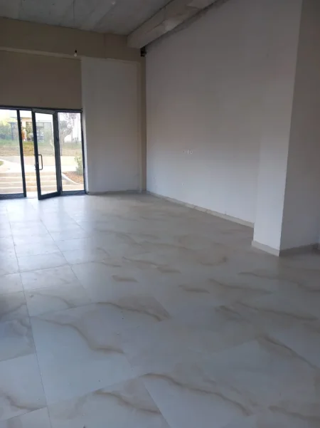 Tirane, jepet me qera ambjent biznesi Kati 0, 60 m² 600 € (PORCELAN)