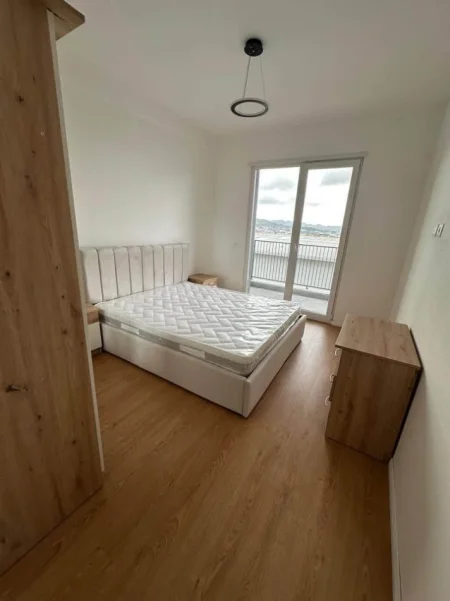 Tirane, jepet me qera apartament 2+1 Kati 4, 98 m² 500 € (UNIVERS CITY)