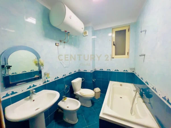 Tirane, jepet me qera apartament 2+1+Ballkon Kati 4, 100 m² 700 € 