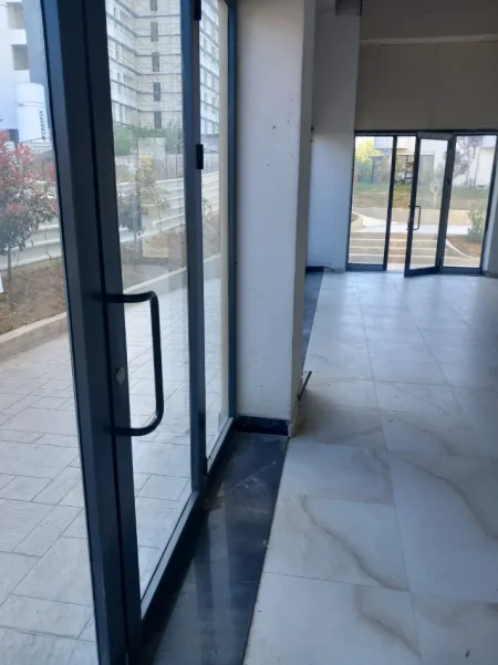 Tirane, jepet me qera ambjent biznesi Kati 1, 60 m² 600 € (Porcelan)