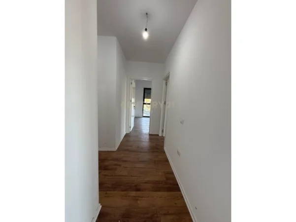 Tirane, jepet me qera apartament 2+1+Ballkon Kati 1, 103 m² 700 € 