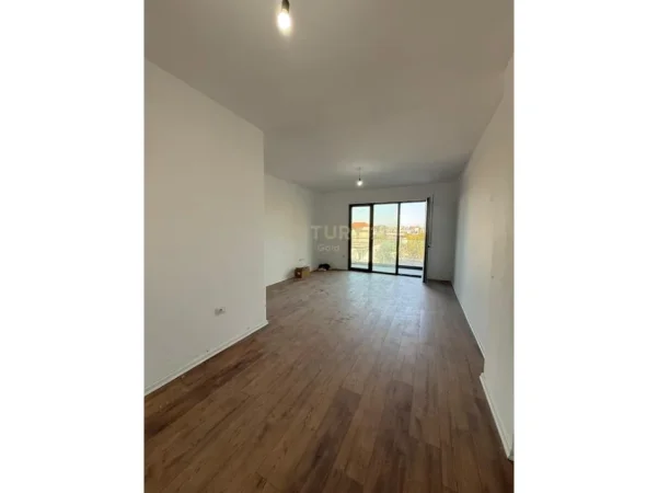 Tirane, jepet me qera apartament 2+1+Ballkon Kati 1, 103 m² 700 € 