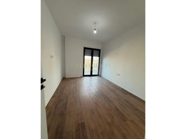 Tirane, jepet me qera apartament 2+1+Ballkon Kati 1, 103 m² 700 € 