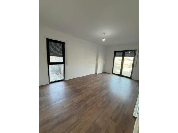 Tirane, jepet me qera apartament 2+1+Ballkon Kati 1, 103 m² 700 € 