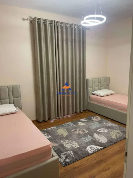 Tirane, jepet me qera apartament 2+1+Ballkon Kati 2, 110 m² 550 € 