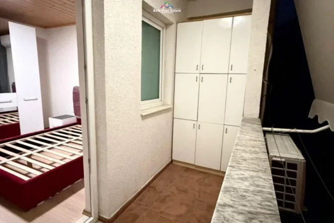 Tirane, jepet me qera Vile 1+1+Ballkon Kati 2, 55 m² 580 € (rruga e kavajes)