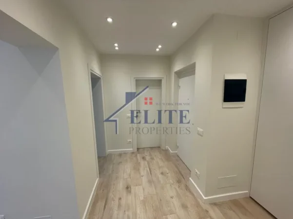 Tirane, jepet me qera zyre Kati 3, 110 m² 1.200 € (9 kateshet)