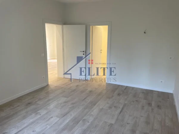 Tirane, jepet me qera zyre Kati 3, 110 m² 1.200 € (9 kateshet)