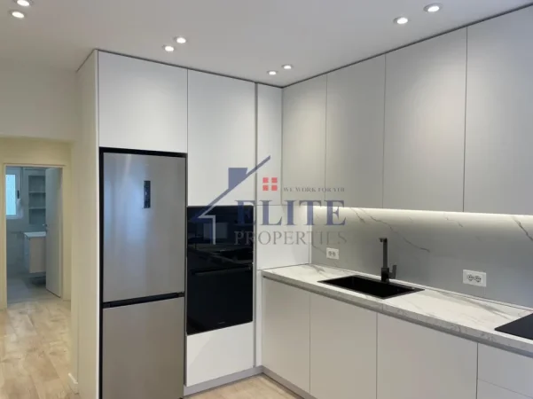 Tirane, jepet me qera zyre Kati 3, 110 m² 1.200 € (9 kateshet)
