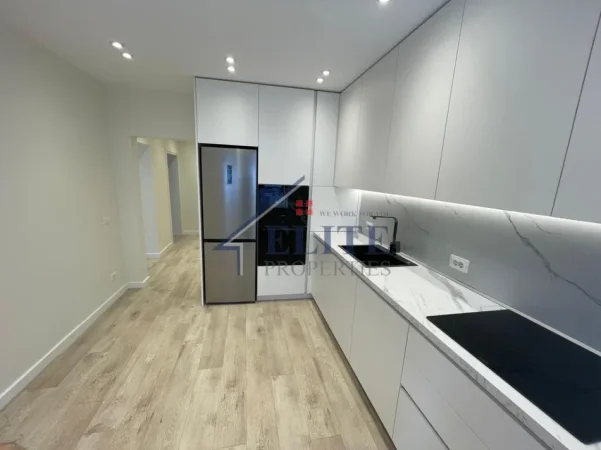 Tirane, jepet me qera zyre Kati 3, 110 m² 1.200 € (9 kateshet)