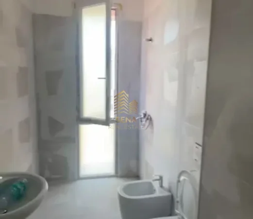 Tirane, jepet me qera ambjent biznesi Kati 5, 148 m² 900 € (Spitali QSUT)