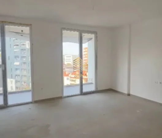 Tirane, jepet me qera ambjent biznesi Kati 5, 148 m² 900 € (Spitali QSUT)