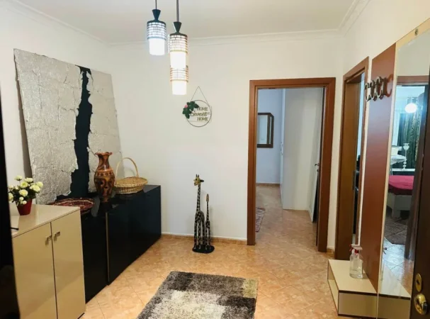 Tirane, jepet me qera apartament 2+1 Kati 3, 120 m² (Zogu i Zi)