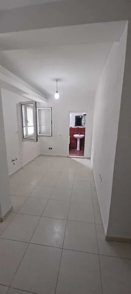 Tirane, jepet me qera apartament 3+1 Kati 2, 110 m² 420 € (Rruga Xhanfize Keko)