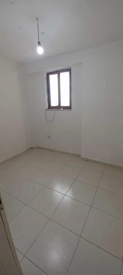 Tirane, jepet me qera apartament 3+1 Kati 2, 110 m² 420 € (Rruga Xhanfize Keko)