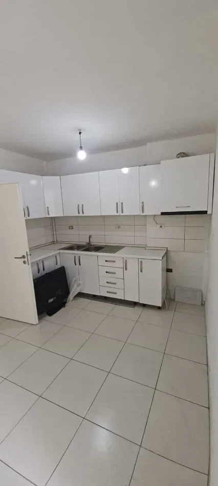 Tirane, jepet me qera apartament 3+1 Kati 2, 110 m² 420 € (Rruga Xhanfize Keko)