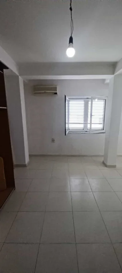 Tirane, jepet me qera apartament 3+1 Kati 2, 110 m² 420 € (Rruga Xhanfize Keko)