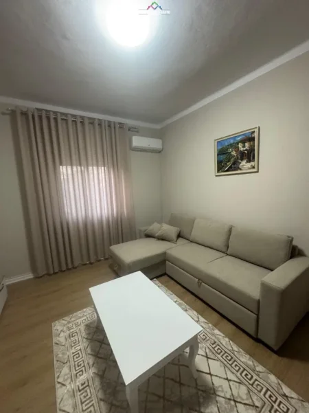 Tirane, jepet me qera apartament 1+1+Ballkon Kati 5, 65 m² 570 € (blloku)