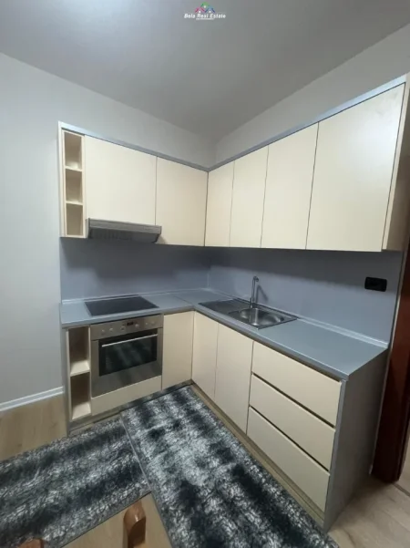 Tirane, jepet me qera apartament 1+1+Ballkon Kati 5, 65 m² 570 € (blloku)