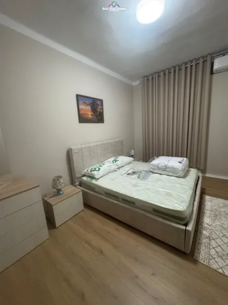Tirane, jepet me qera apartament 1+1+Ballkon Kati 5, 65 m² 570 € (blloku)