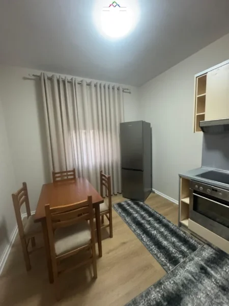Tirane, jepet me qera apartament 1+1+Ballkon Kati 5, 65 m² 570 € (blloku)