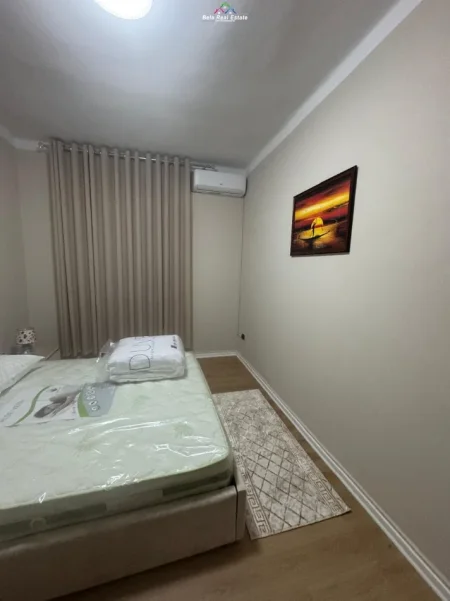 Tirane, jepet me qera apartament 1+1+Ballkon Kati 5, 65 m² 570 € (blloku)