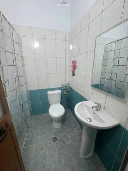 Tirane, jepet me qera apartament 1+1+Ballkon Kati 5, 65 m² 570 € (blloku)