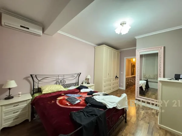Tirane, shitet apartament 2+1+Ballkon Kati 2, 124 m² 300.000 € (kodra e diellit)