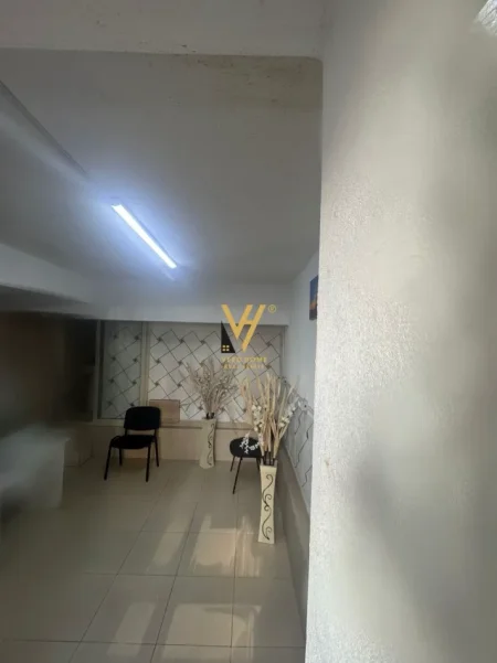 Tirane, jepet me qera dyqan Kati -1, 15 m² 270 € (ISH EKSPOZITA)