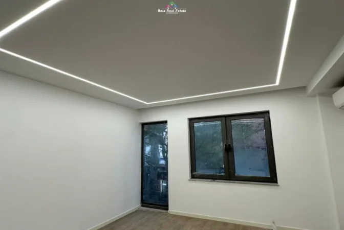Tirane, jepet me qera zyre Kati 1, 55 m² 480 € (Rruga Ali Demi)