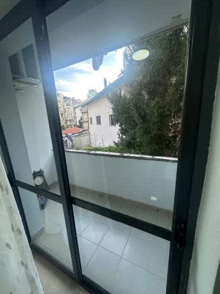 Tirane, jepet me qera apartament 1+1+Ballkon Kati 2, 60 m² 600 € (Rruga Elbasanit, Shkolla e Baletit)