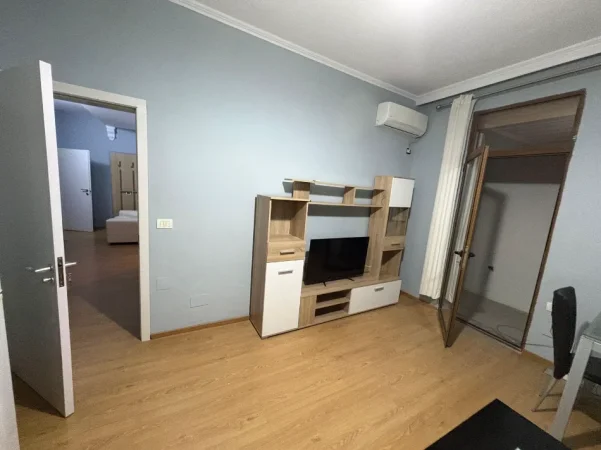 Tirane, jepet me qera apartament 1+1 Kati 2, 65 m² 450 € (ALI DEMI)