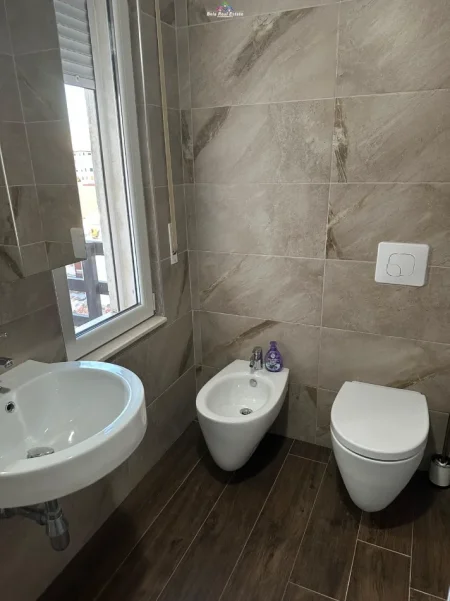 Tirane, jepet me qera apartament 2+1 Kati 2, 95 m² 800 € (rruga Tafaj)