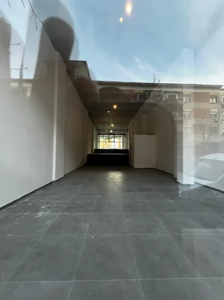 Tirane, jepet me qera ambjent biznesi Kati 0, 125 m² 3.000 € (BARRIKADA)