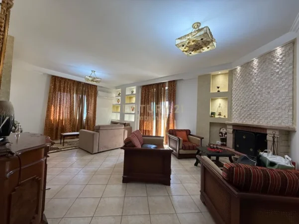 Tirane, jepet me qera apartament 2+1+Ballkon Kati 10, 118 m² 700 € (Rruga e Barrikadave)