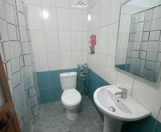 Tirane, jepet me qera apartament 1+1 Kati 5, 65 m² 550 € (Pallatet Agimi)