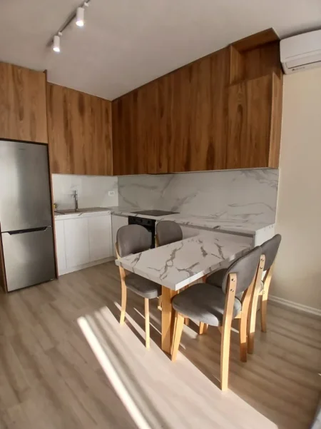Tirane, jepet me qera apartament 2+1 , 900 € (Zogu i Zi)